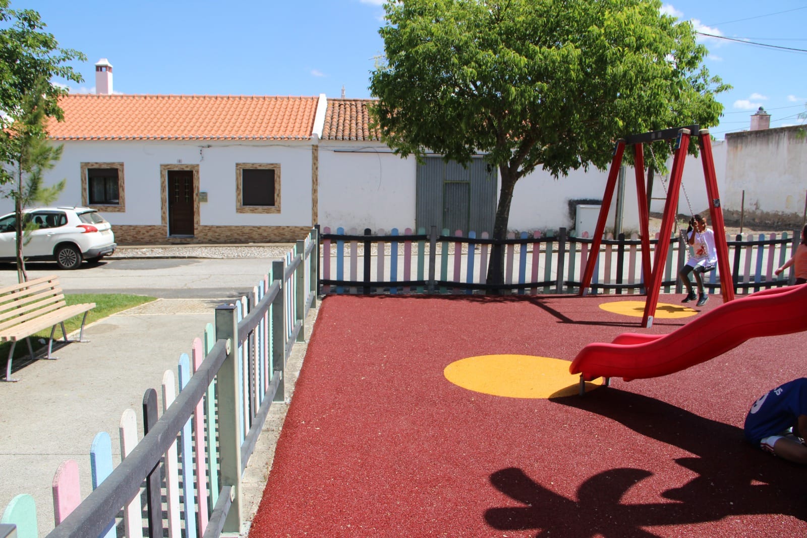 Novo piso no Parque Infantil no Parque da Aldeia