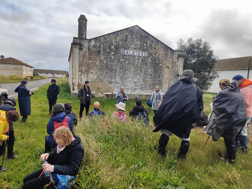 Caminha Por esses campos fora - Apitava o comboio, lá ia a apitar