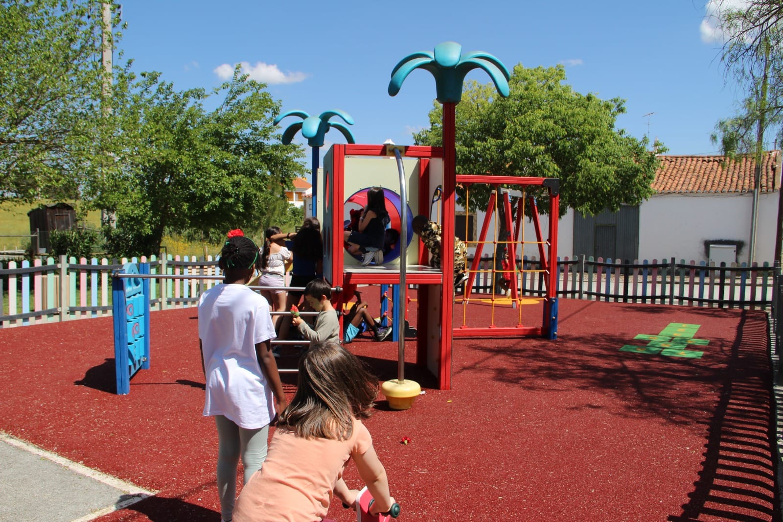 Novo piso no Parque Infantil no Parque da Aldeia