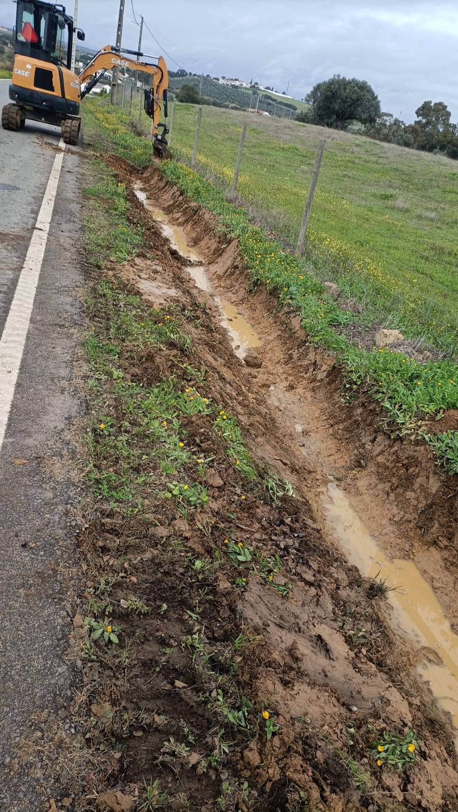 Trabalhos de Limpeza de Valas, Linhas de Água e Bermas das Estradas