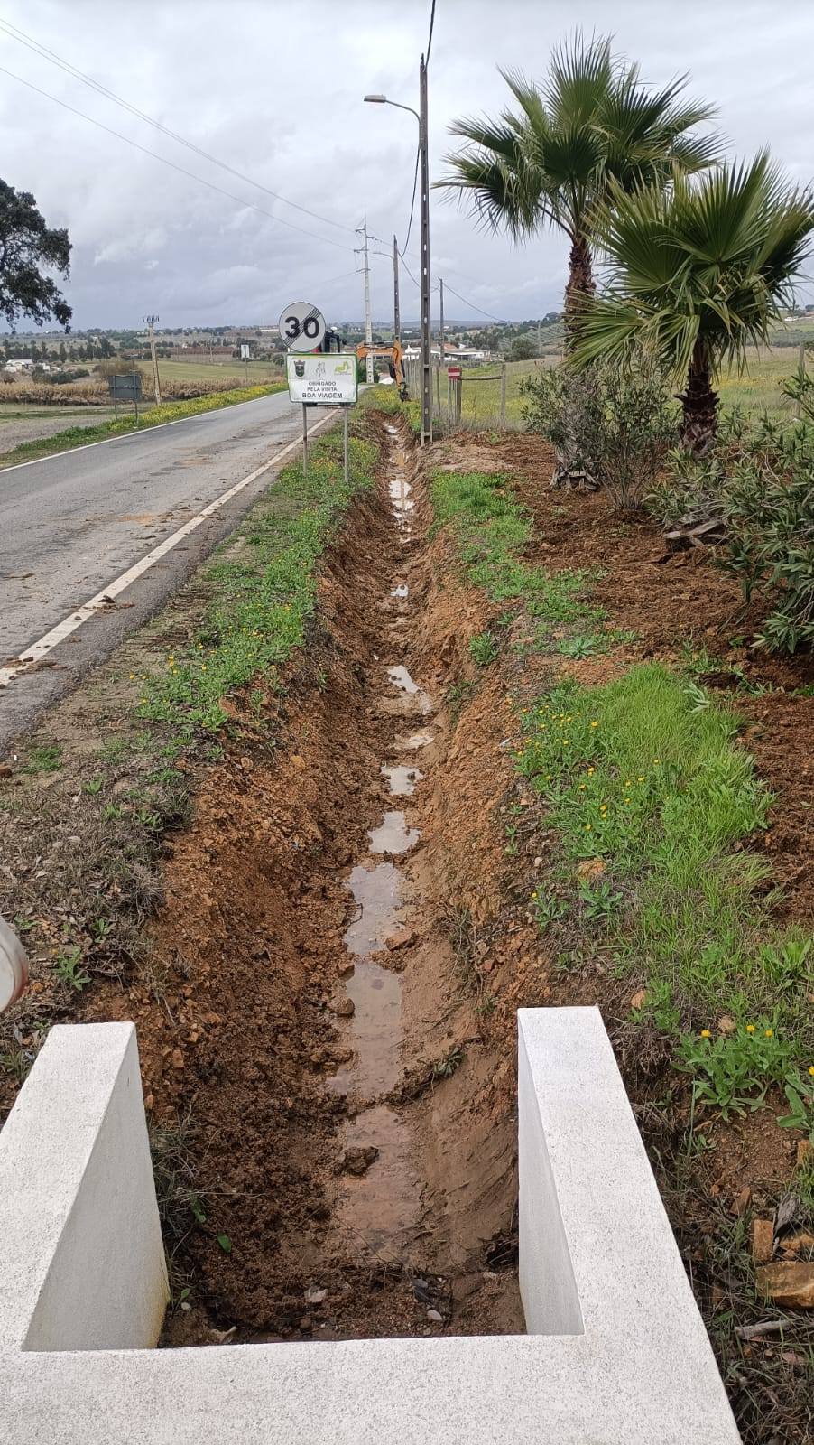 Trabalhos de Limpeza de Valas, Linhas de Água e Bermas das Estradas