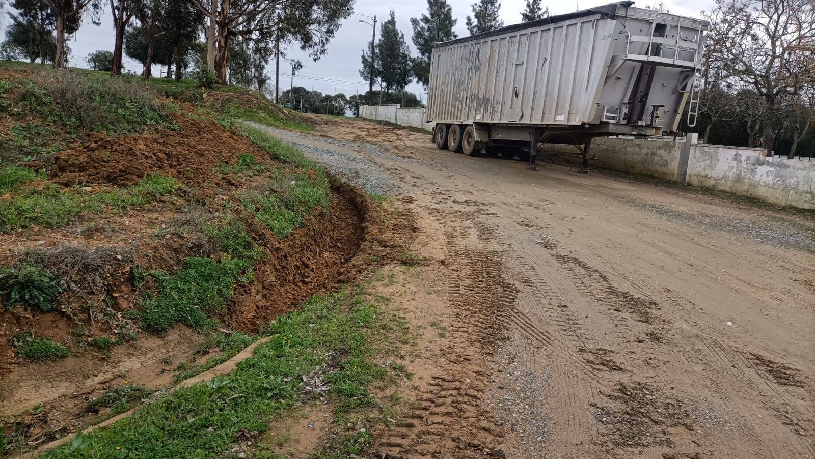 Trabalhos de Limpeza de Valas, Linhas de Água e Bermas das Estradas
