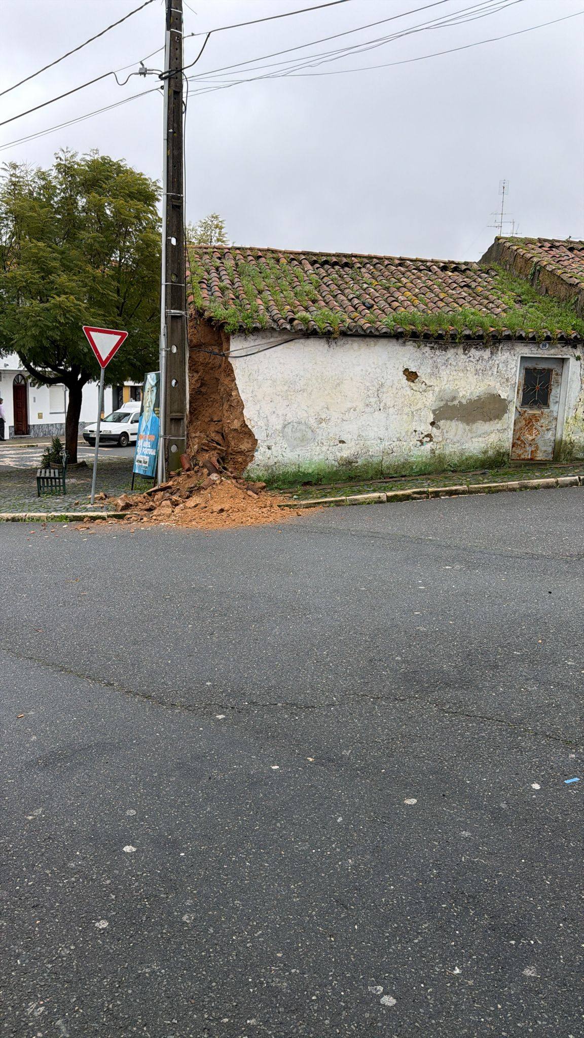 Alerta à População: Derrocadas