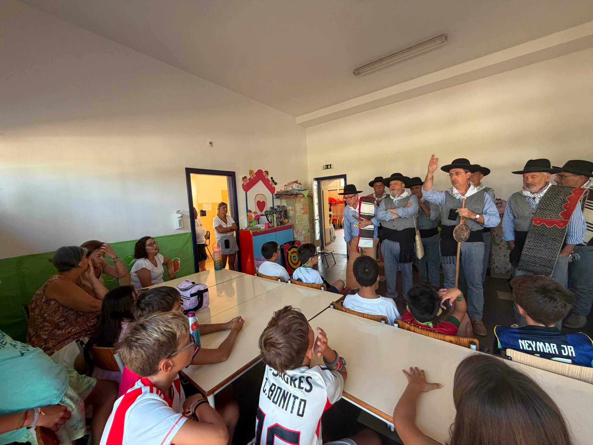 Visita do Grupo de Cantadores de Nossa Senhora das Neves às Oficinas de Verão